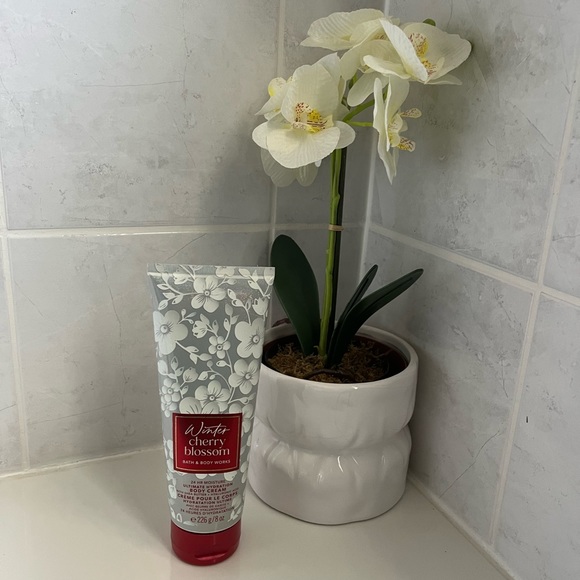 Bath and Body Works Winter Cherry Blossom Body Cream - Picture 2 of 4